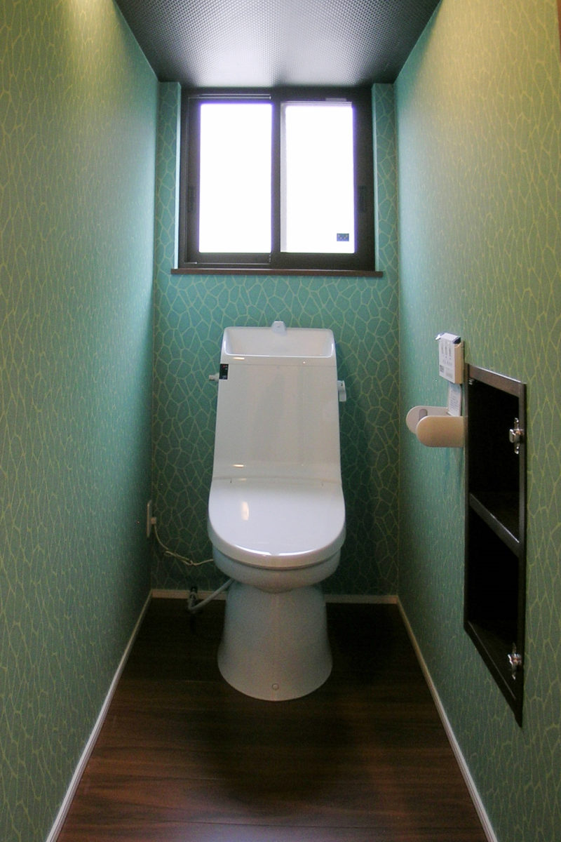 階段下を活用したトイレ
