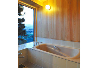 浴室から八ヶ岳が望め、桧の香りに癒される空間