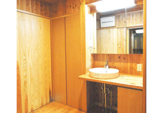 洗面脱衣室はオール無垢材、洗面台は特注品