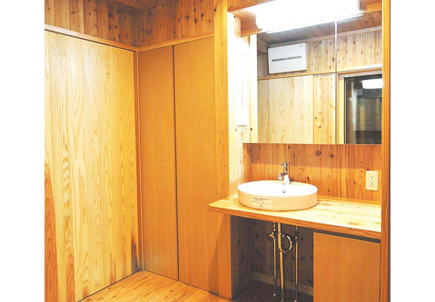 洗面脱衣室はオール無垢材、洗面台は特注品