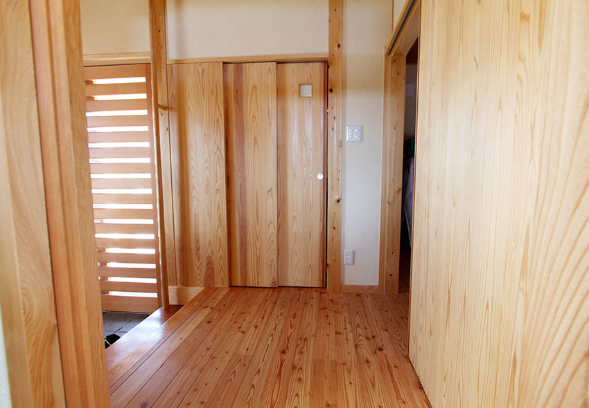 木の香りが漂う玄関ホール