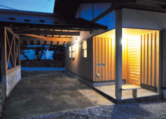 駐車スペースからポーチにつながって