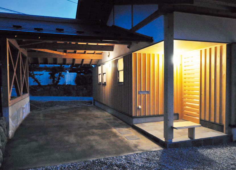 駐車スペースからポーチにつながって