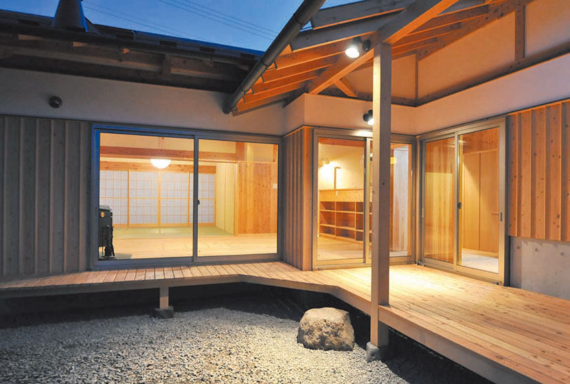 ガラス屋根のウッドデッキ