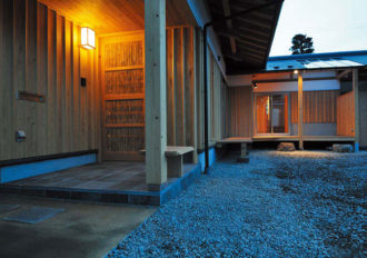 玄関引き戸はガラス戸と夏用のよしず戸が入り、二重 になっています