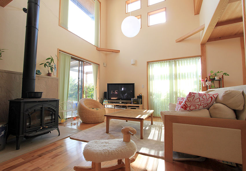 柔らかな陽光が射し込む開放的なリビング。笑い声の絶えない空間です