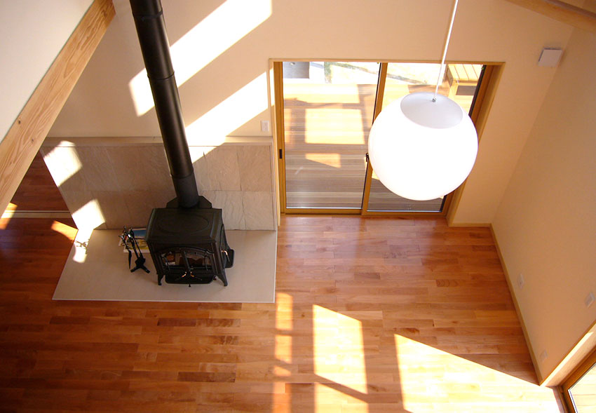 吹き抜け部からリビングを眺める
