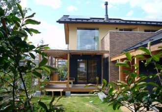 庭からデッキを見る