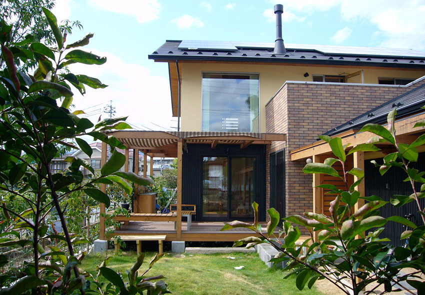 庭からデッキを見る