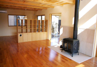 薪ストーブがおかれた暖かなリビング