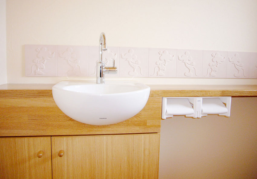 手洗い。壁にはミッキーマウス