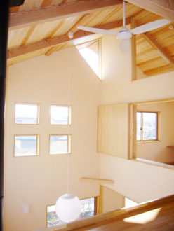 書斎から吹き抜けを見る。右は子供室