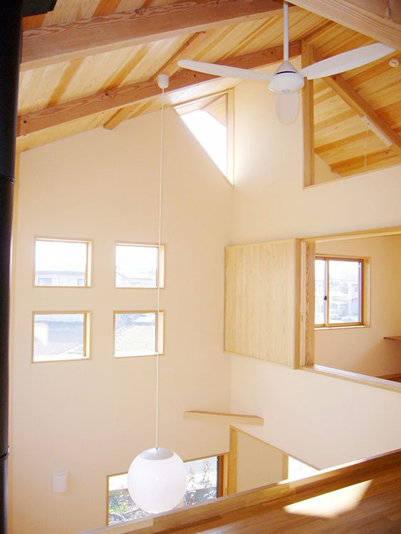書斎から吹き抜けを見る。右は子供室