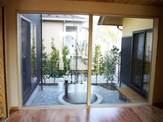玄関から中庭を見る