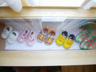 子供の成長 記録の思い出の靴も階段脇に