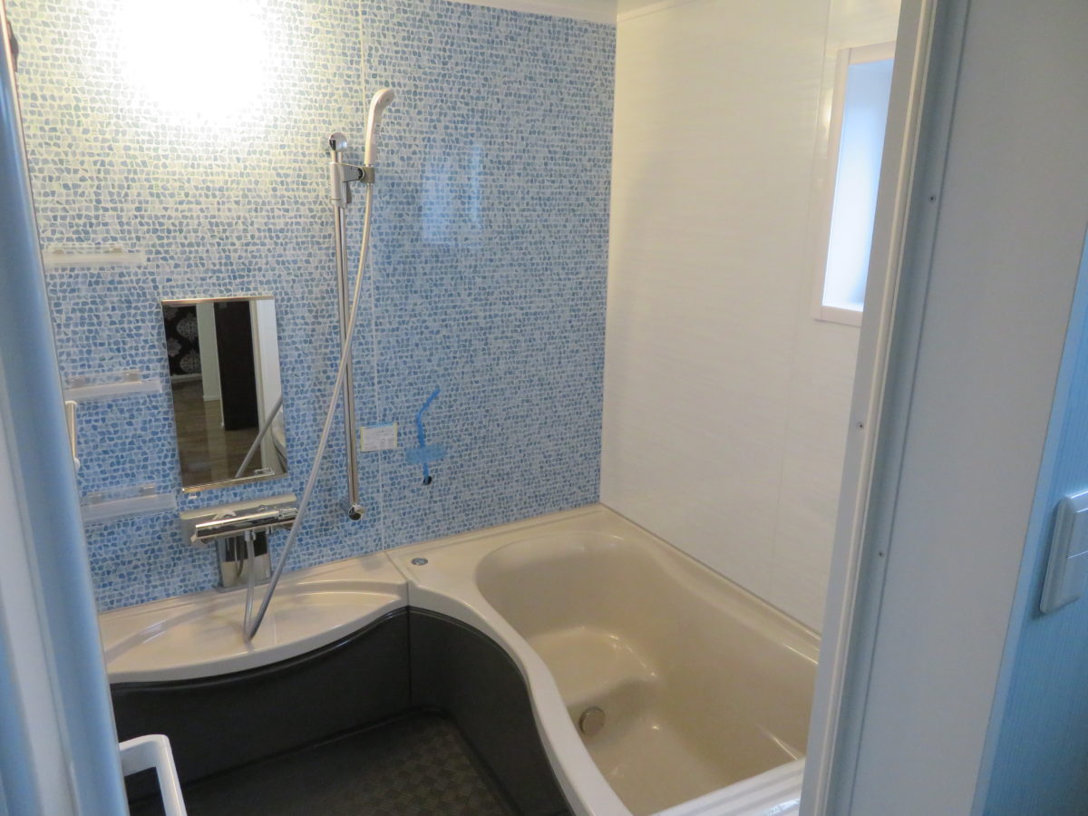 洗い場広々！青い壁がポイントの浴室