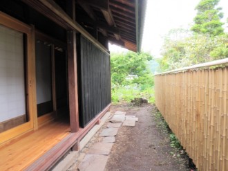 竹垣のある庭と廊下